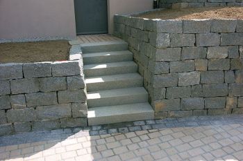 Mauer und Blockstufen Sora