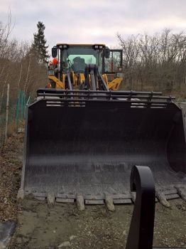 VOLVO L180H mit Schaufel